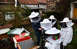 Umweltlotterie: Kennen-Schätzen-Schützen. Unser Bienengarten im Stamm Uhu Umweltlotterie: Kennen-Schätzen-Schützen. Unser Bienengarten im Stamm Uhu