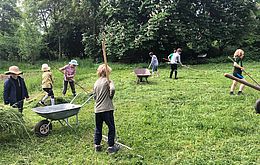 Umweltlotterie: Kinder bauen auf dem Waldhof ein Hühnermobil