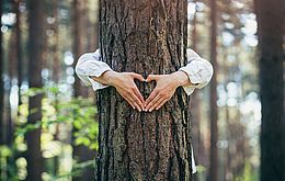 Umweltlotterie:Ein naturnaher Erinnerungswald in Herzform verbindet durch die Pflanzung heimischer Bäume Umwelt- und Naturschutz mit sozialer Teilhabe und Erinnerungskultur.